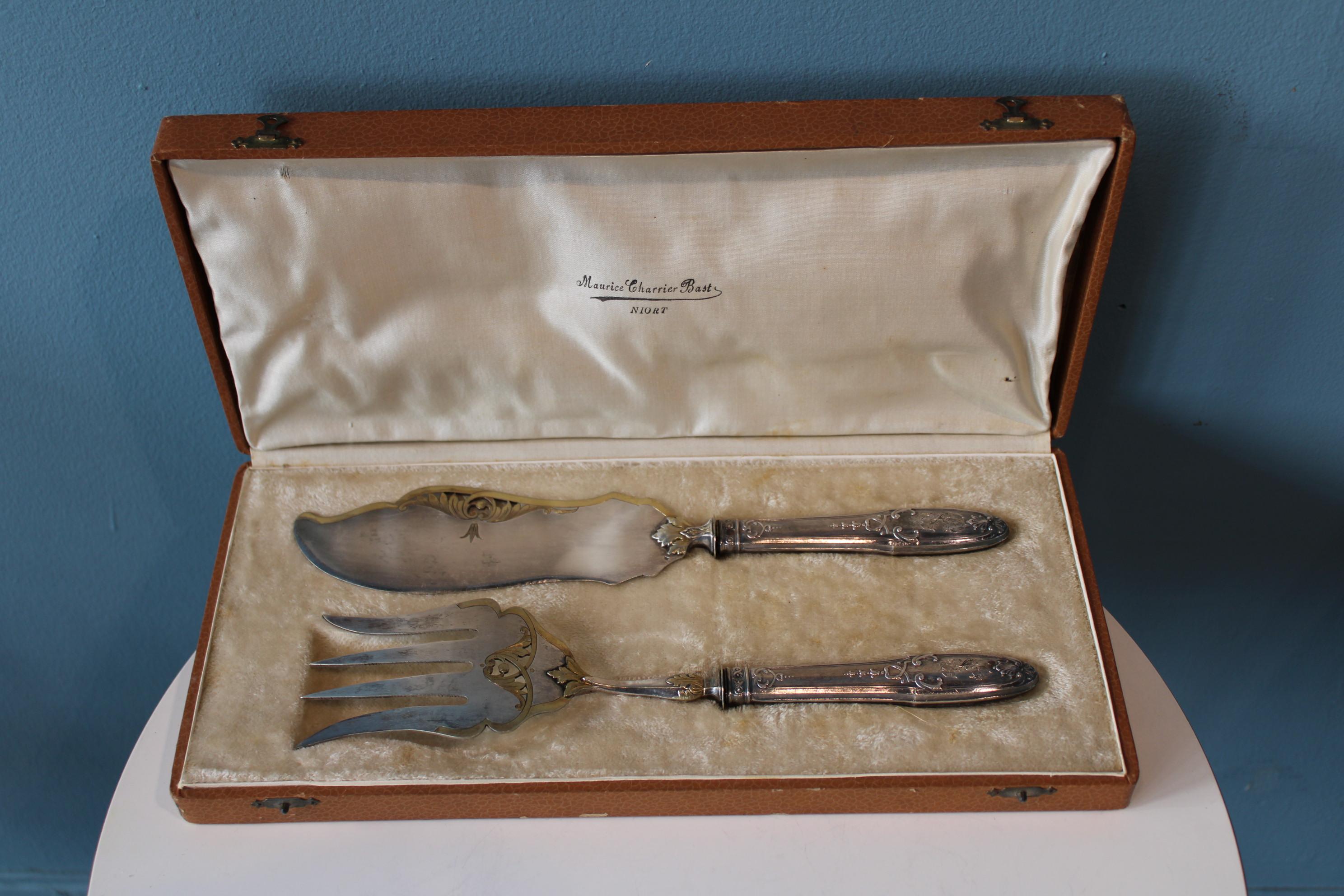 Silver and gold metal serving cutlery in their box For Sale 10