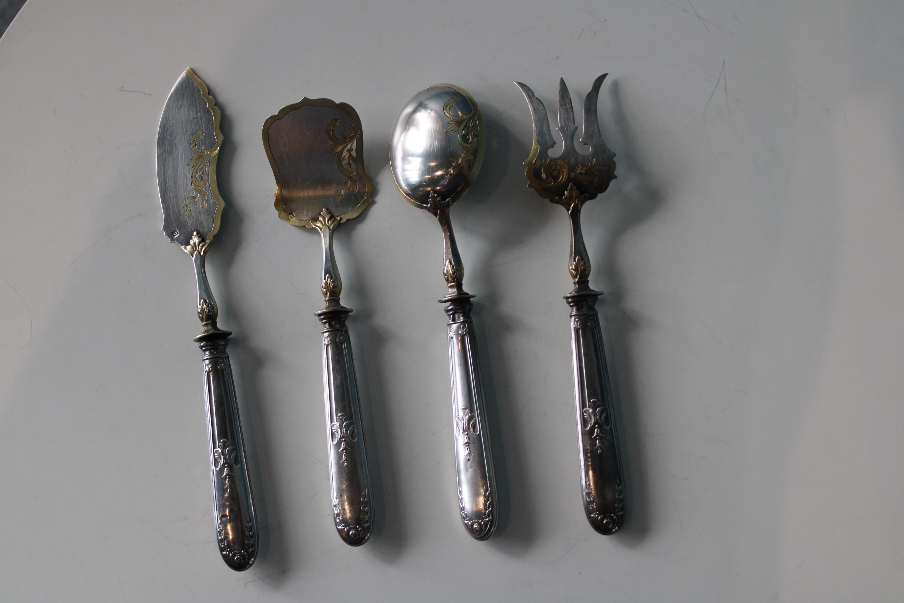 Silver and gold metal serving cutlery in their box In Fair Condition For Sale In Paris, FR