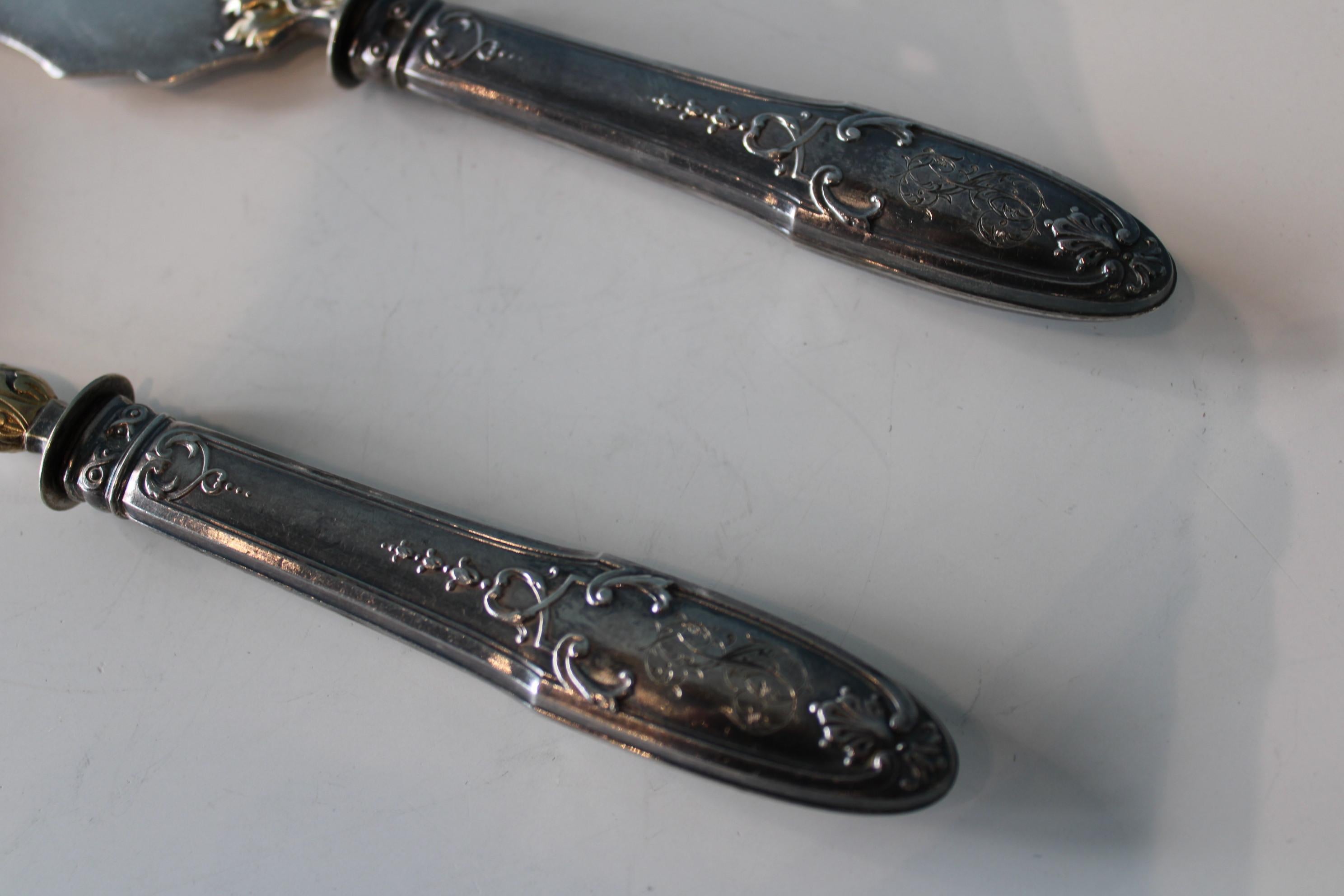 Silver and gold metal serving cutlery in their box For Sale 1
