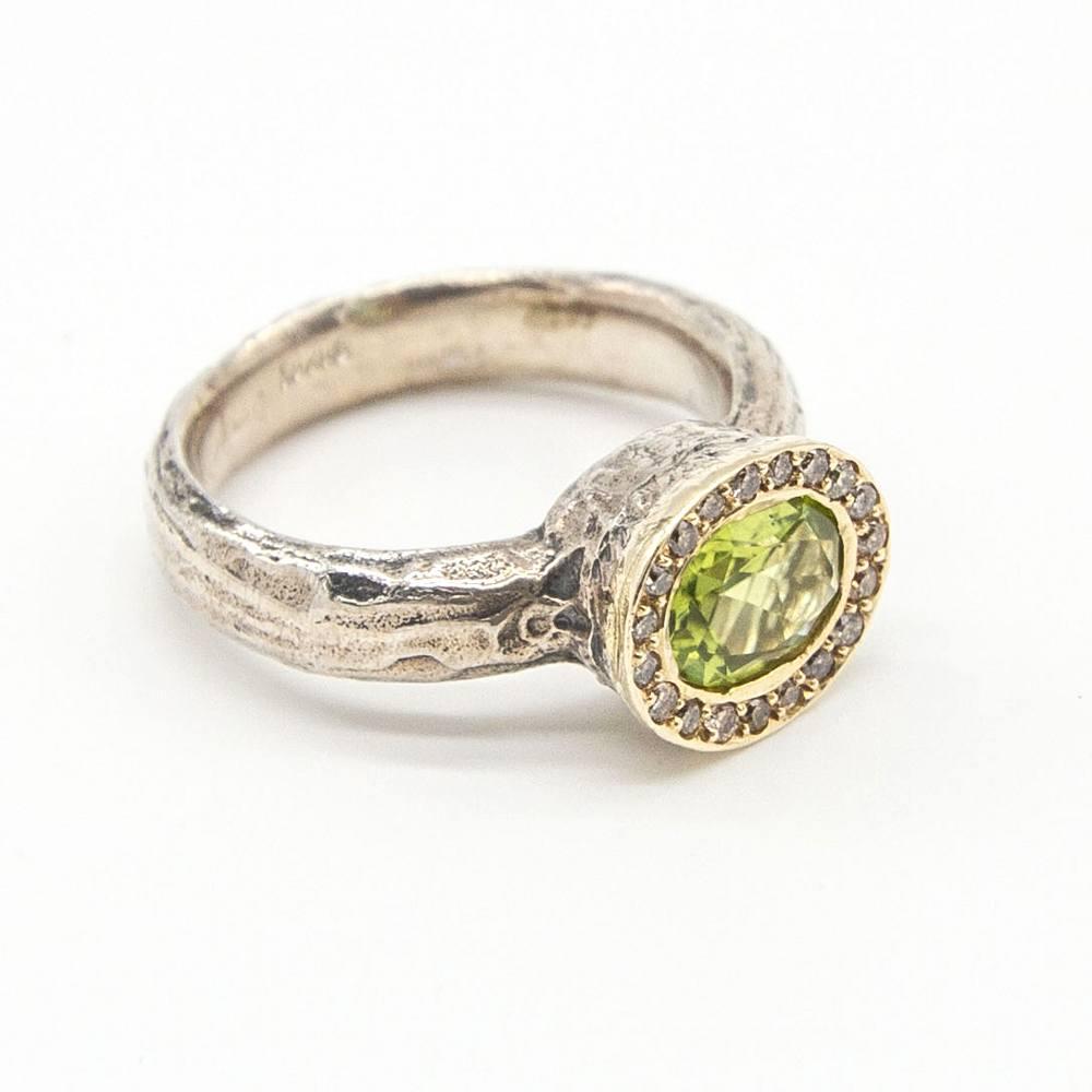 Yellow Gold and Silver Ring with Diamonds and Peridot for woman  19x Champagne coloured Diamonds in Brilliant cut  1x Peridot in Oval cut l Size 14,5  18K Yellow Gold and Sterling Silver 925/-  6,88 grams  Ref:D363901SO