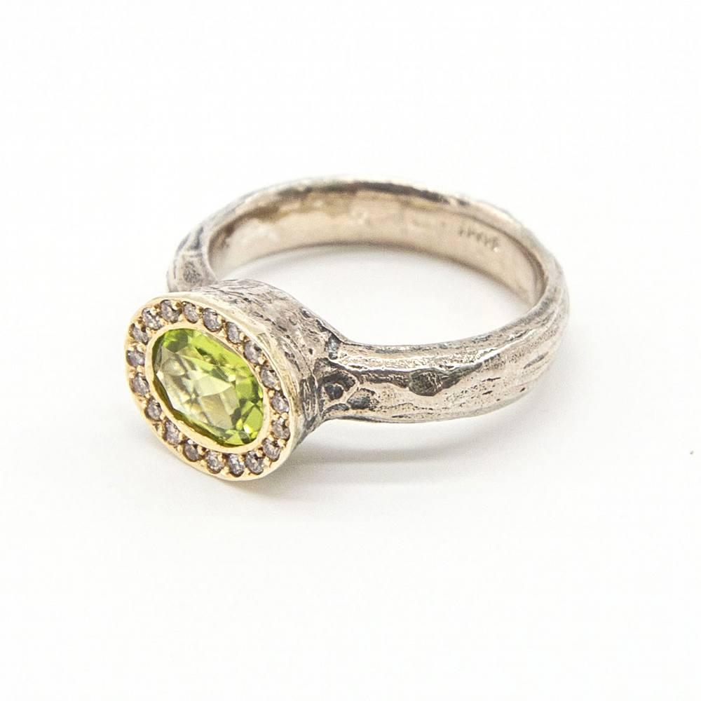 Silver and Gold Ring with Diamonds and Peridot In Good Condition For Sale In Barcelona, CT