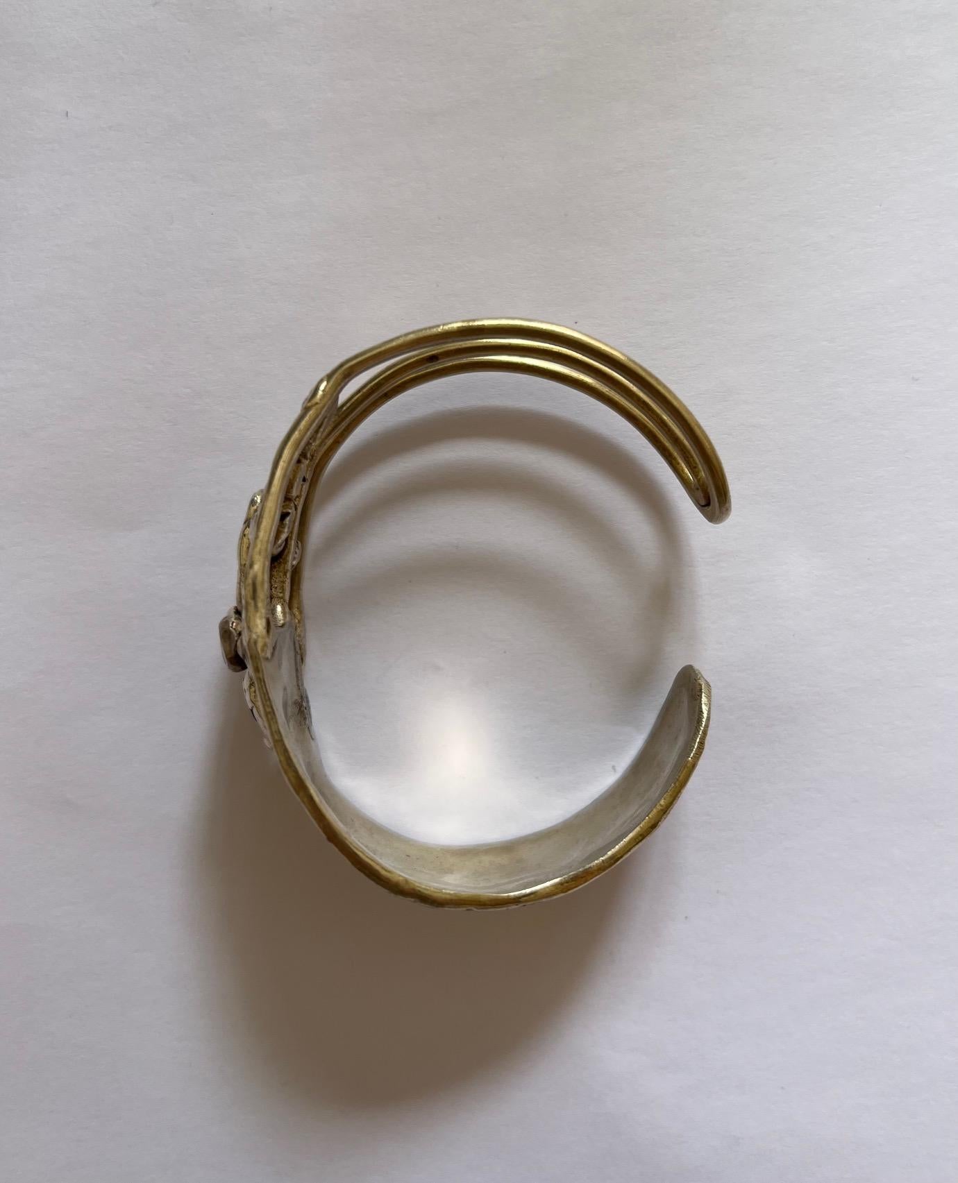 Bracciale scultoreo in filo d'argento e oro in vendita 1