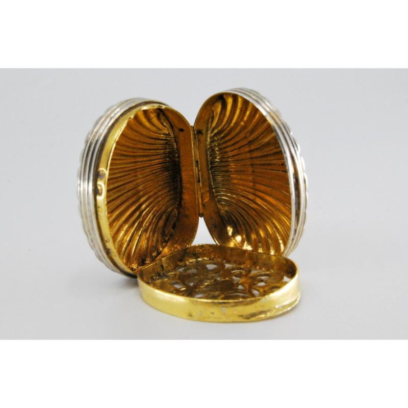Description: Silver and gold vinaigrette box in the shape of a shell from the George III period. Metal: Silver - Gold. Origin: English. Brand: Birmingham. Weight: 12.42 grams. Dimensions: 3x1cm. Content: 925/1000(Silver) 375/1000(Gold). Assay Mark: