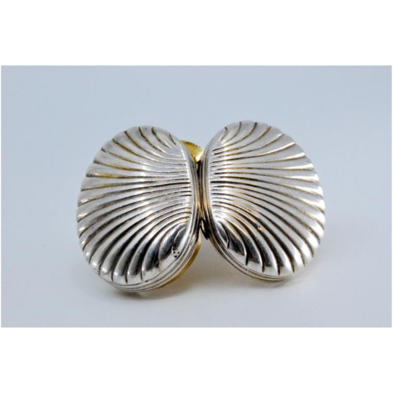 European Silver and gold shell-shaped vinaigrette box from the George III period For Sale