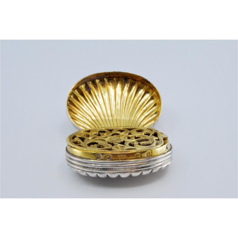 19th Century Silver and gold shell-shaped vinaigrette box from the George III period For Sale