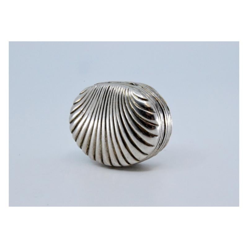 Silver and gold shell-shaped vinaigrette box from the George III period For Sale 1