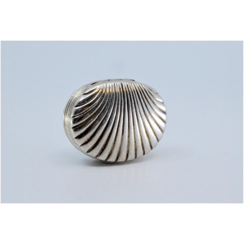 Silver and gold shell-shaped vinaigrette box from the George III period For Sale 2