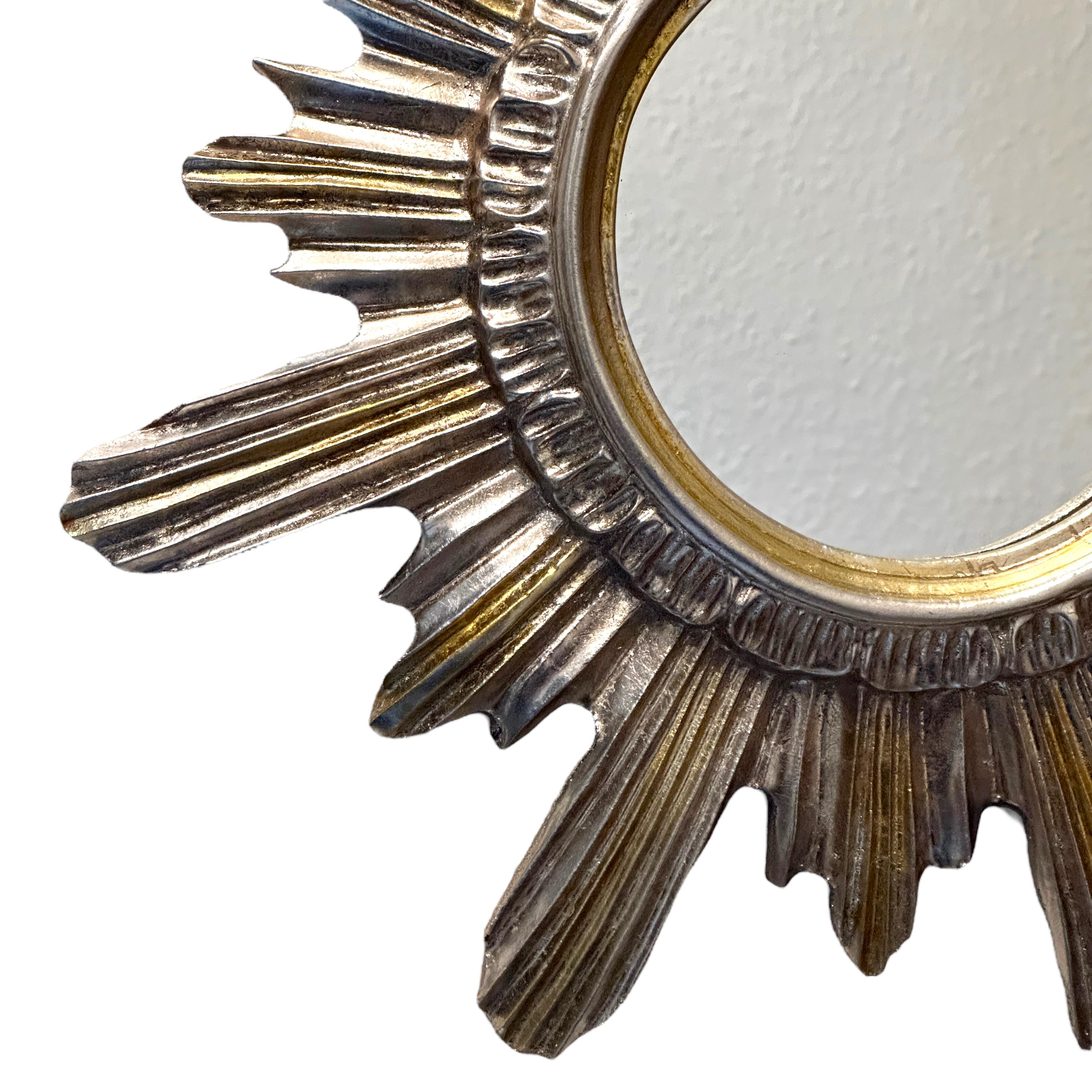 Un magnifique miroir en étoile. Fabriqué en argent, en bois doré et en stuc. Aucun éclat, aucune fissure, aucune réparation. Il mesure environ 16,63 pouces de diamètre, le miroir lui-même mesurant environ 5,63 pouces de diamètre. Il se tient à