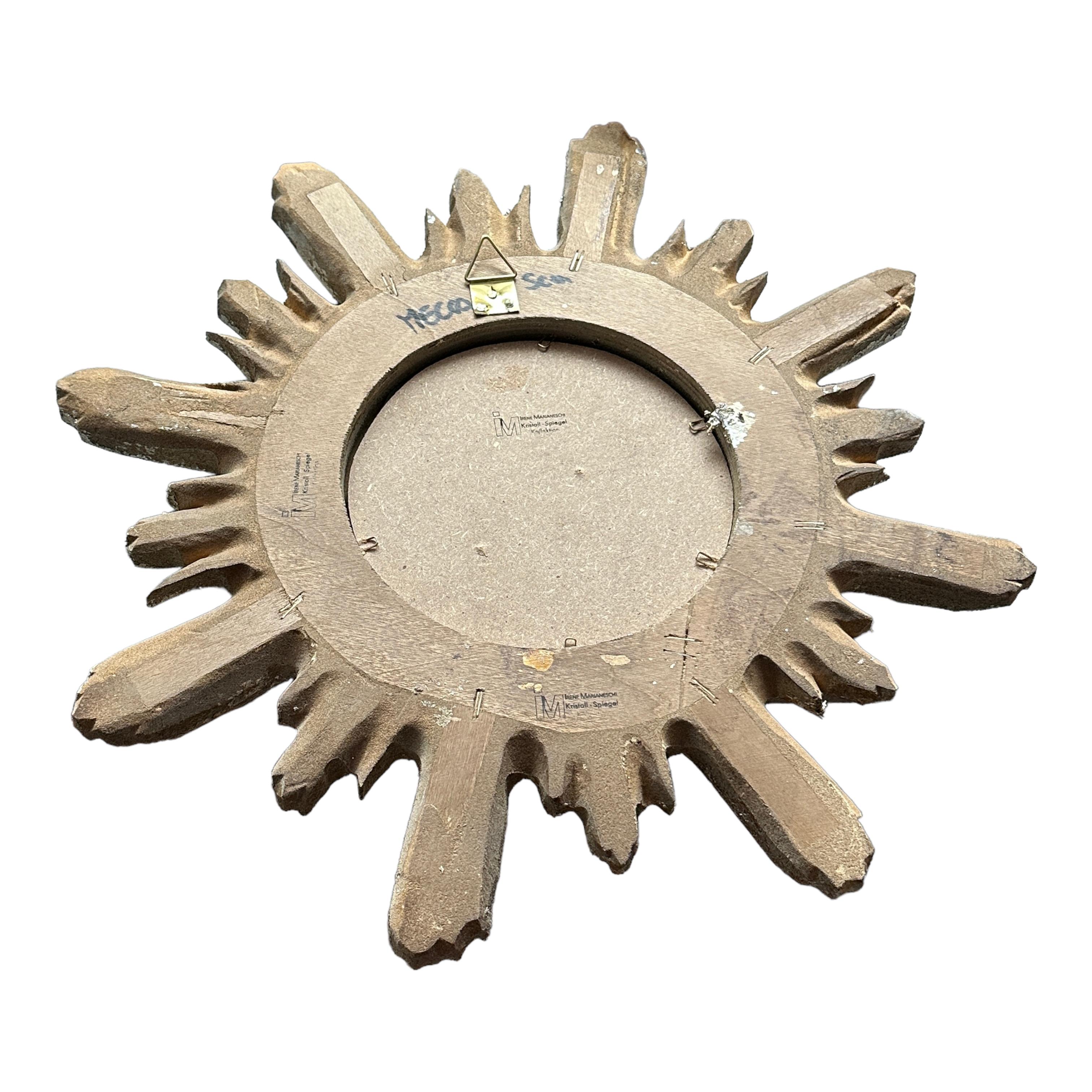 Milieu du XXe siècle Miroir argenté et doré en forme d'étoile solaire Bois Stuc, Italie, vers les années 1960. en vente