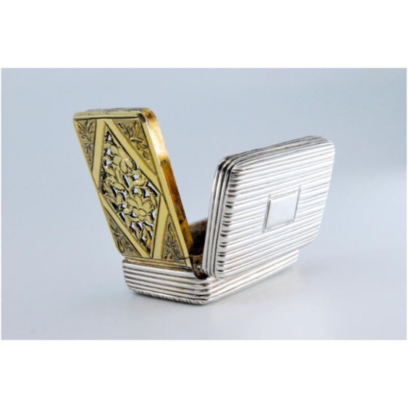 Description: Fluted silver and gold vinaigrette box all around, from the George IV period. Metal: Silver - Gold. Origin: English. Brand: London. Weight: 19.37 grams. Dimensions: 3.2x1cm. Content: 925/1000 (Silver) - 375/1000 (Gold). Assay Mark: Yes,