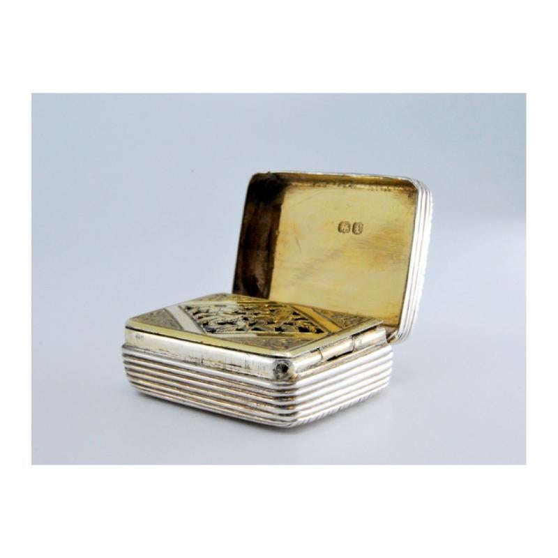 Silver and gold vinaigrette box, fluted throughout, from the period of George IV For Sale 2