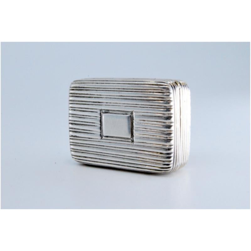 Silver and gold vinaigrette box, fluted throughout, from the period of George IV For Sale 4