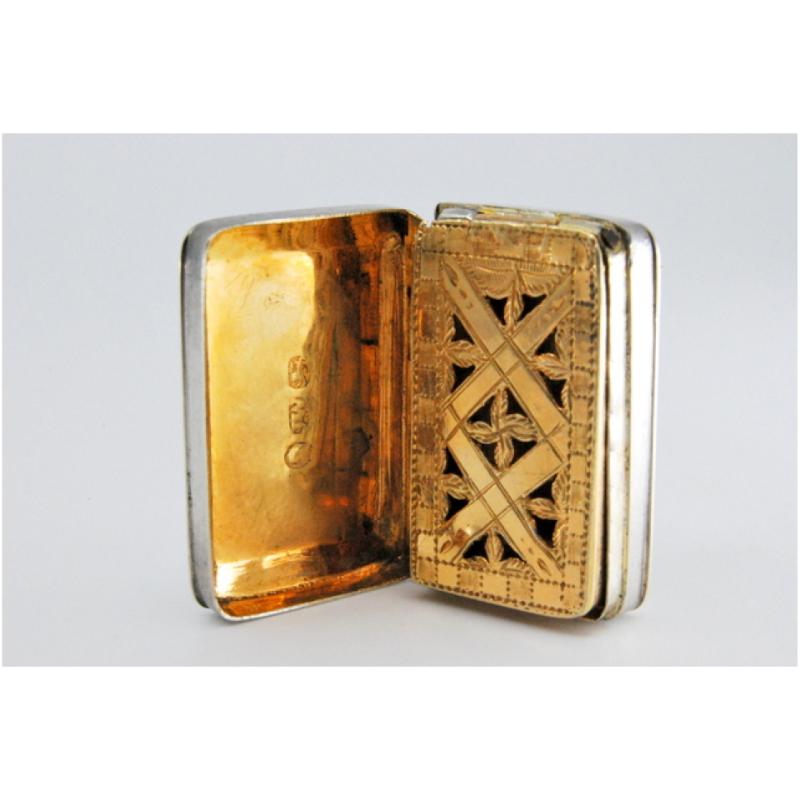 Silver and gold vinaigrette box, smooth on the lid and from the Victorian period For Sale 1