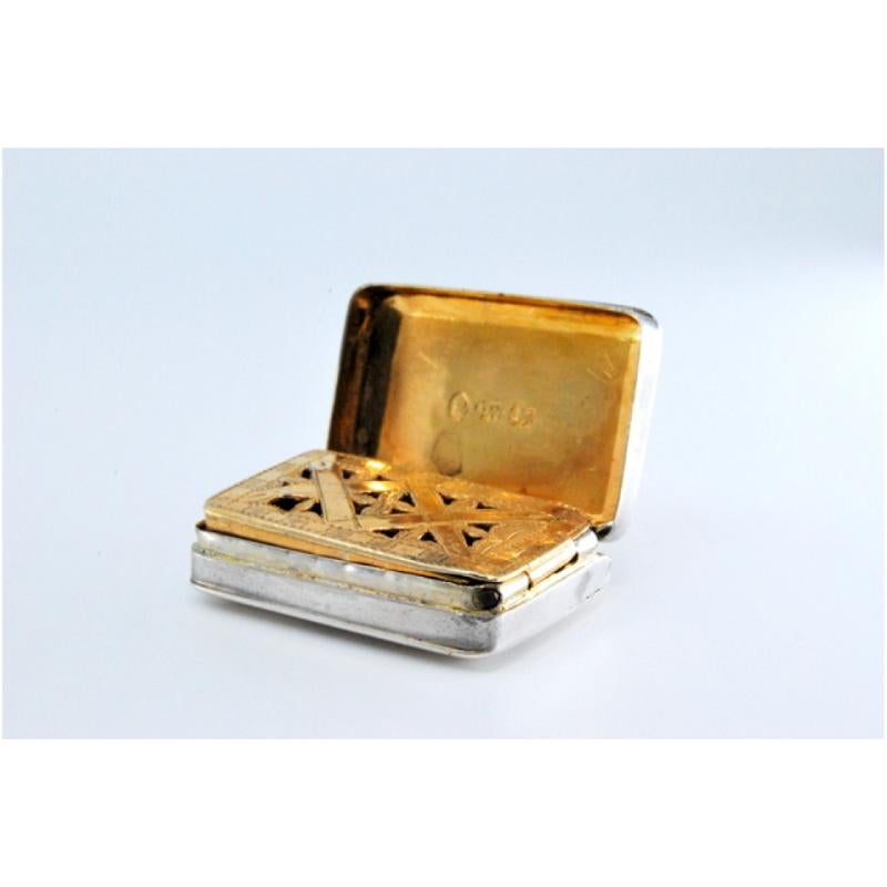 Silver and gold vinaigrette box, smooth on the lid and from the Victorian period For Sale 2