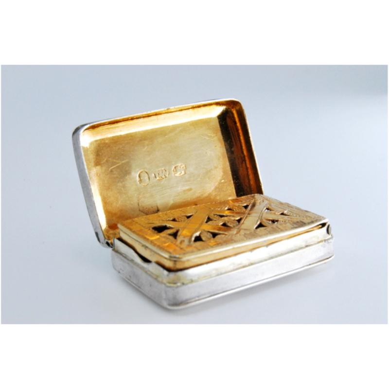 Silver and gold vinaigrette box, smooth on the lid and from the Victorian period For Sale 3