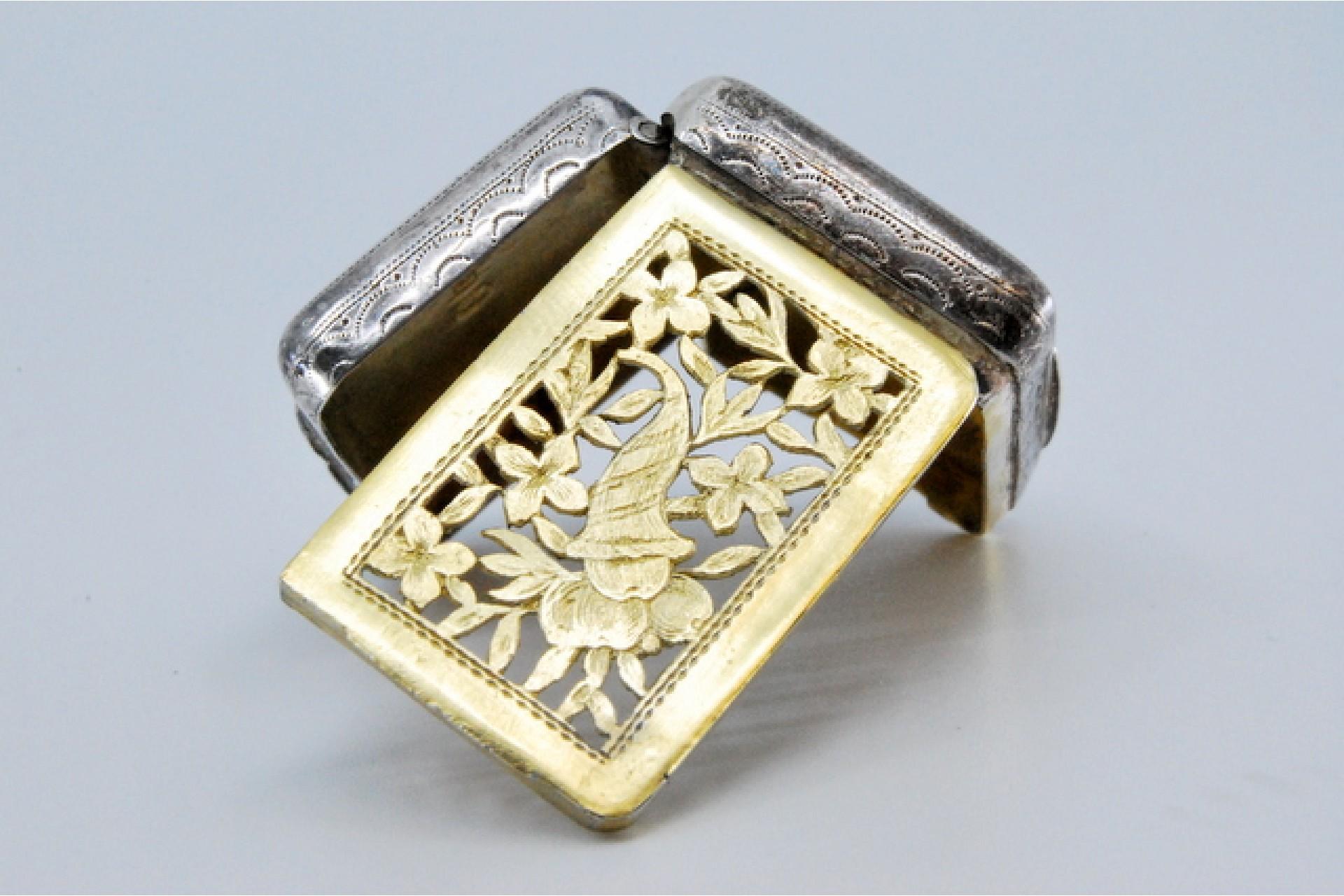 Silver and gold vinaigrette box with engravings from the period of George III. For Sale 5