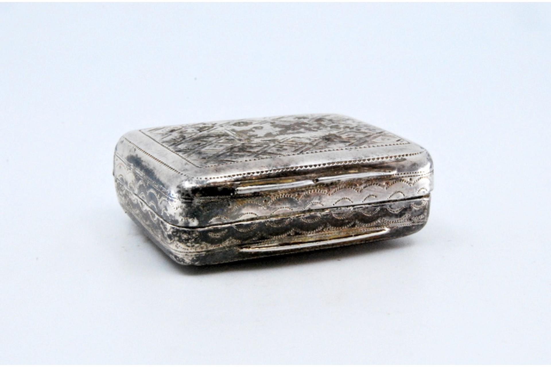 Description: Silver and gold vinaigrette box with engravings from the George III period. 
Metal: Silver - Gold. 
Origin: English. 
Brand: Birmingham. 
Weight: 15.39 grams. 
Dimensions: 3.2x1cm. Content: Silver (925/1000) - Gold (375/1000). Assay