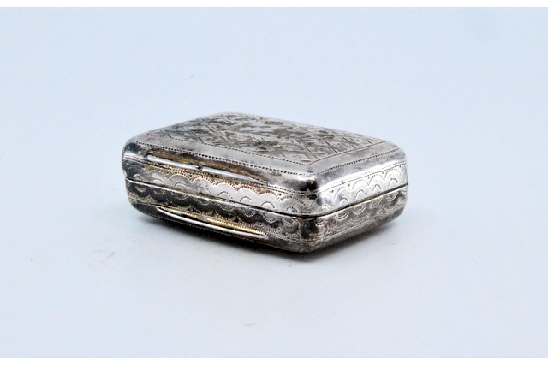Silver and gold vinaigrette box with engravings from the period of George III. In Good Condition For Sale In Porto, PT