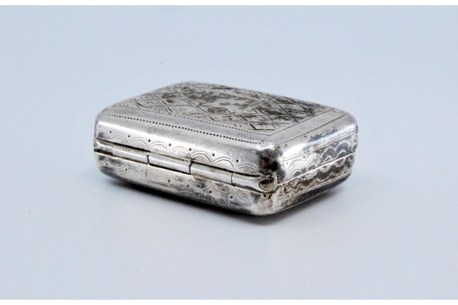 19th Century Silver and gold vinaigrette box with engravings from the period of George III. For Sale