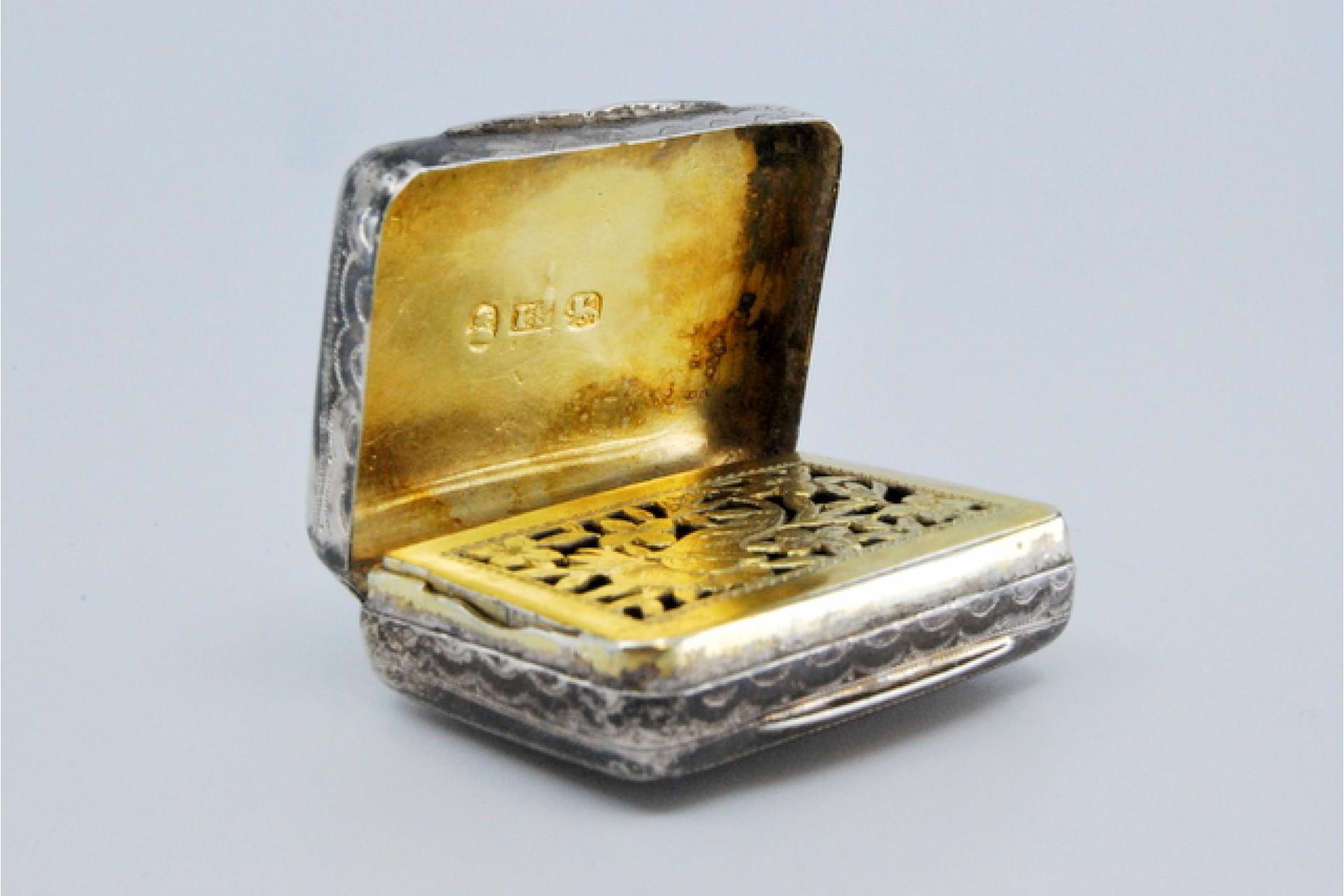 Silver and gold vinaigrette box with engravings from the period of George III. For Sale 1