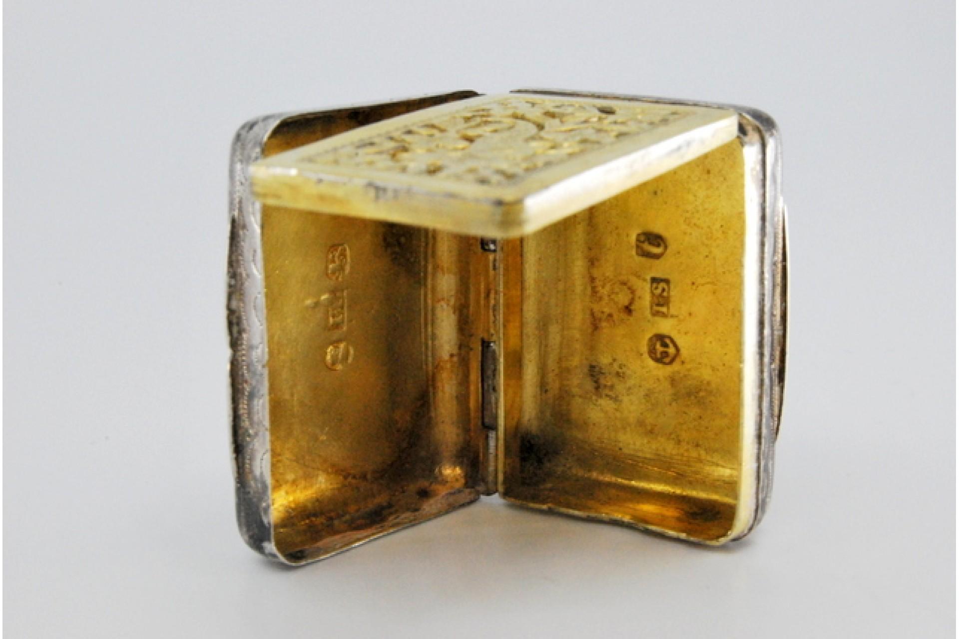 Silver and gold vinaigrette box with engravings from the period of George III. For Sale 2