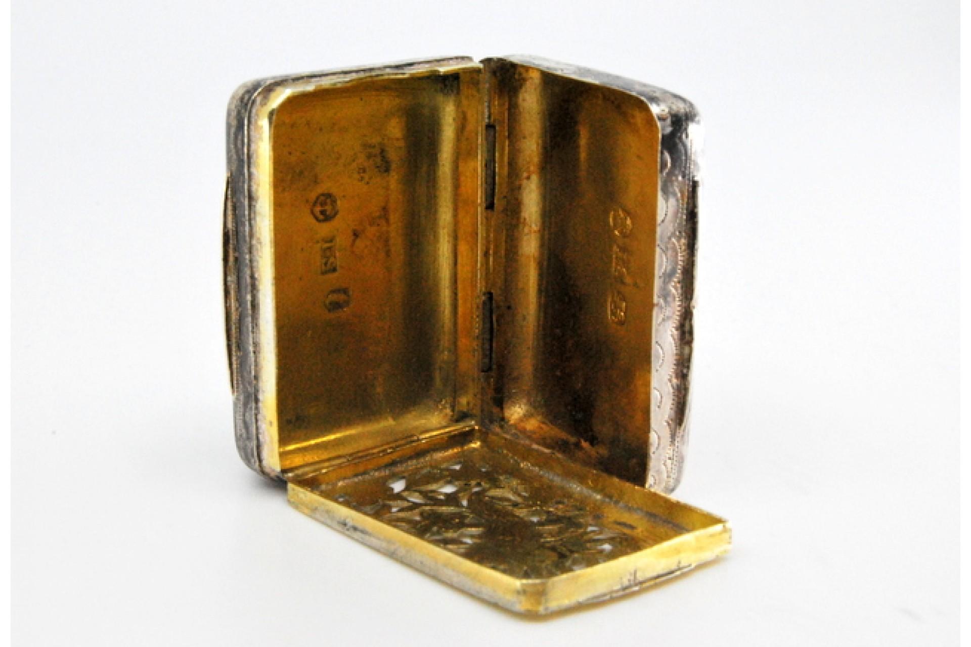 Silver and gold vinaigrette box with engravings from the period of George III. For Sale 3