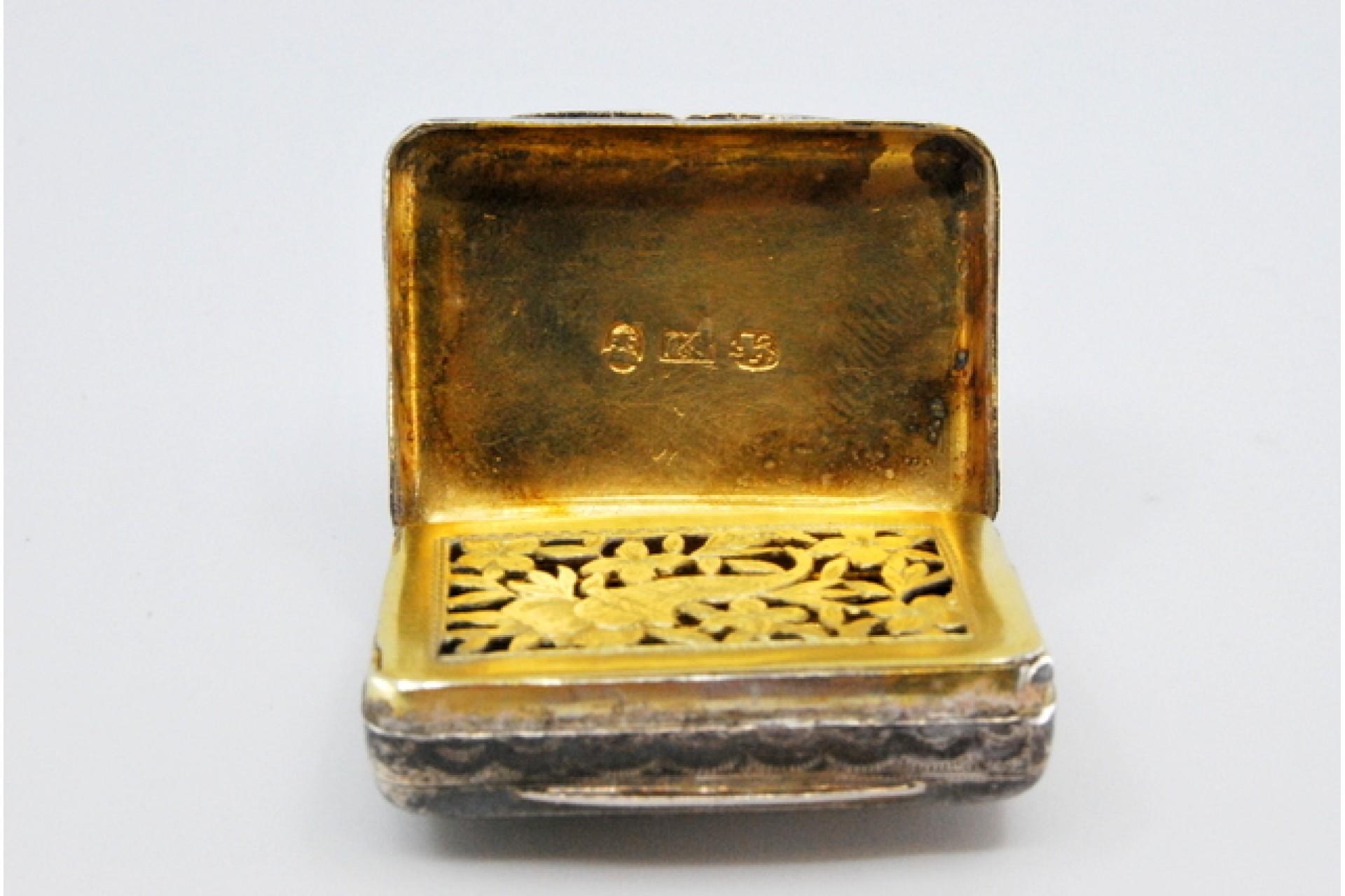 Silver and gold vinaigrette box with engravings from the period of George III. For Sale 4