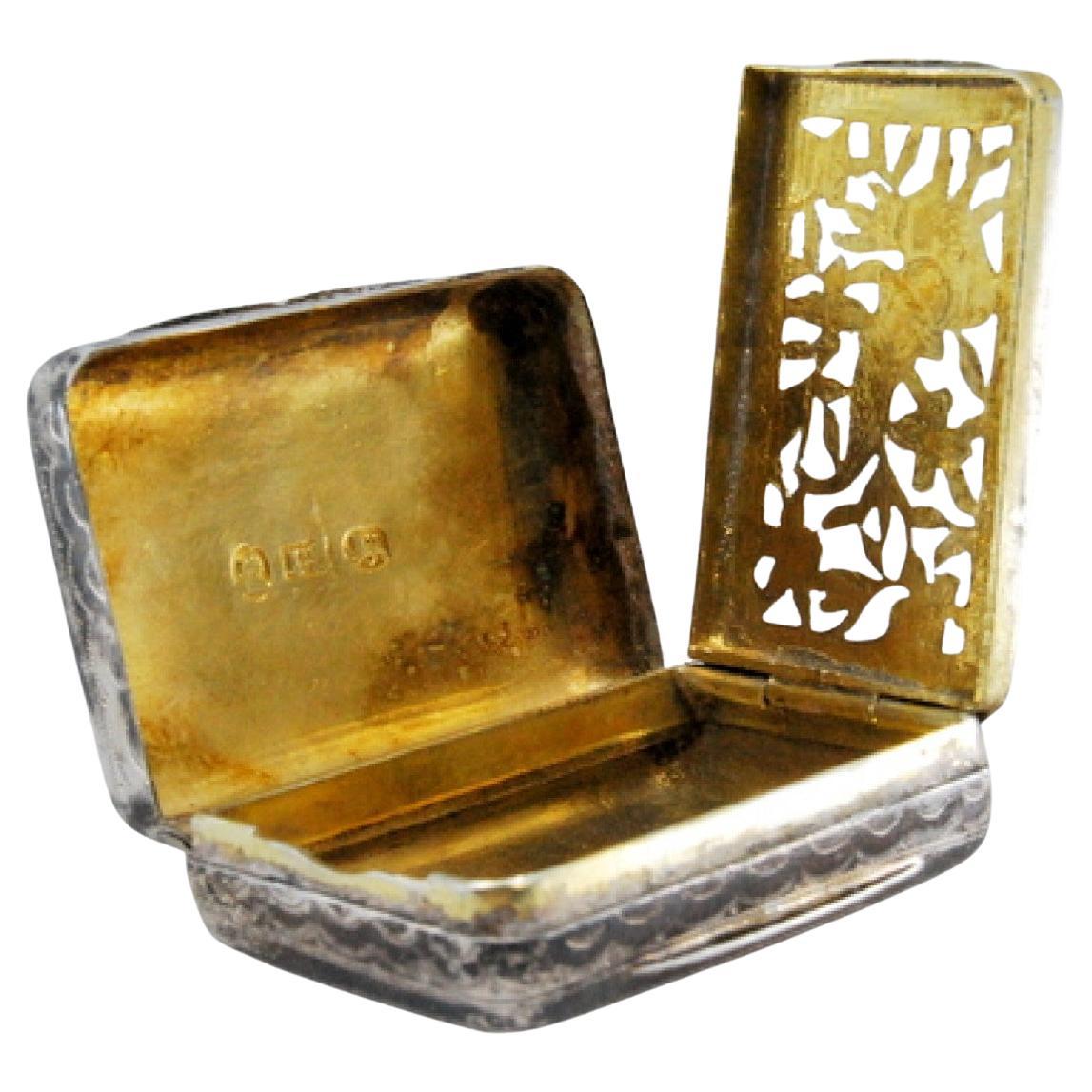 Silver and gold vinaigrette box with engravings from the period of George III. For Sale