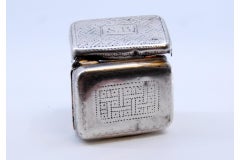 Boîte à vinaigrette en argent et or avec gravure d'époque George III sur le couvercle
