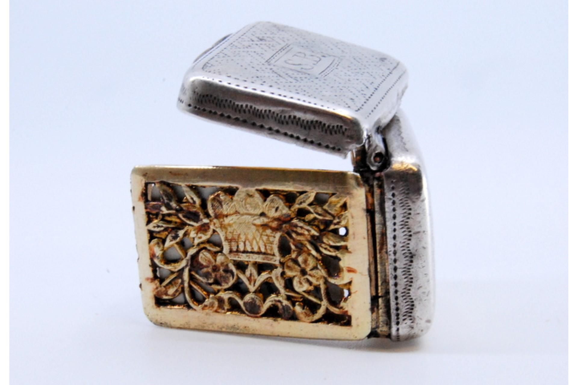 Silver and gold vinaigrette box with George III period engraving on the lid (Europäisch) im Angebot