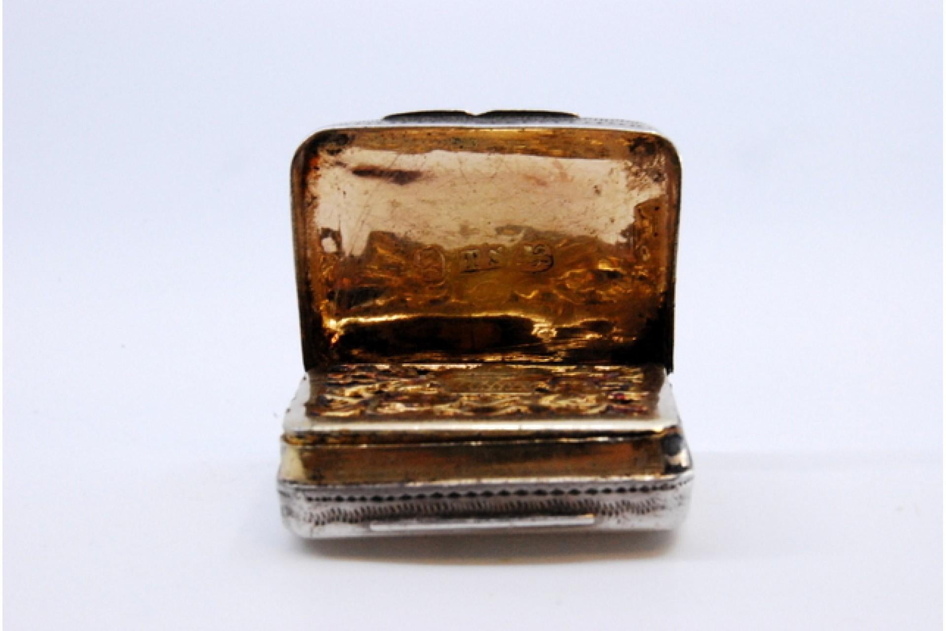 Silver and gold vinaigrette box with George III period engraving on the lid im Zustand „Gut“ im Angebot in Porto, PT