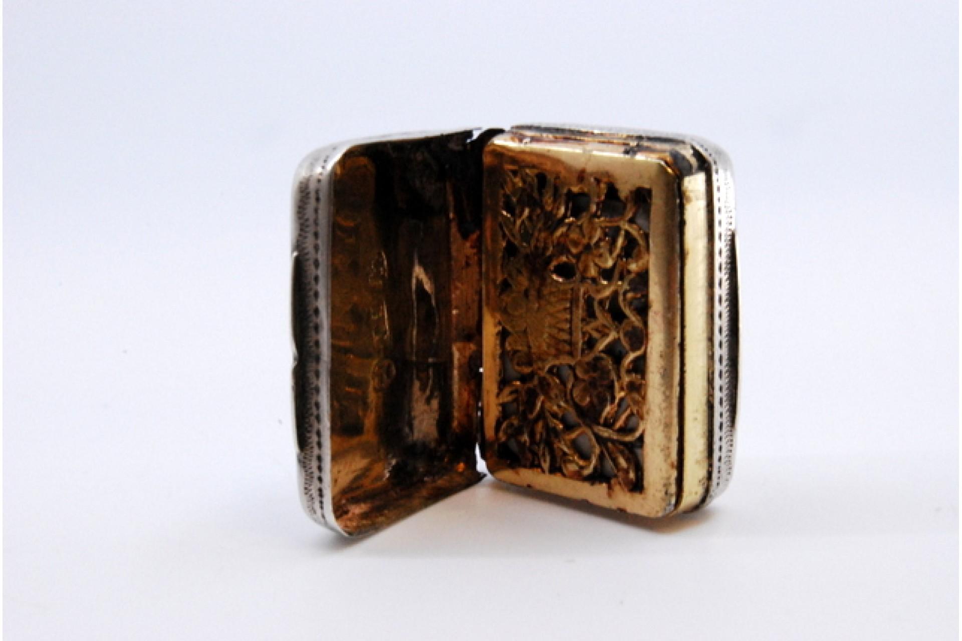 Silver and gold vinaigrette box with George III period engraving on the lid (18. Jahrhundert) im Angebot