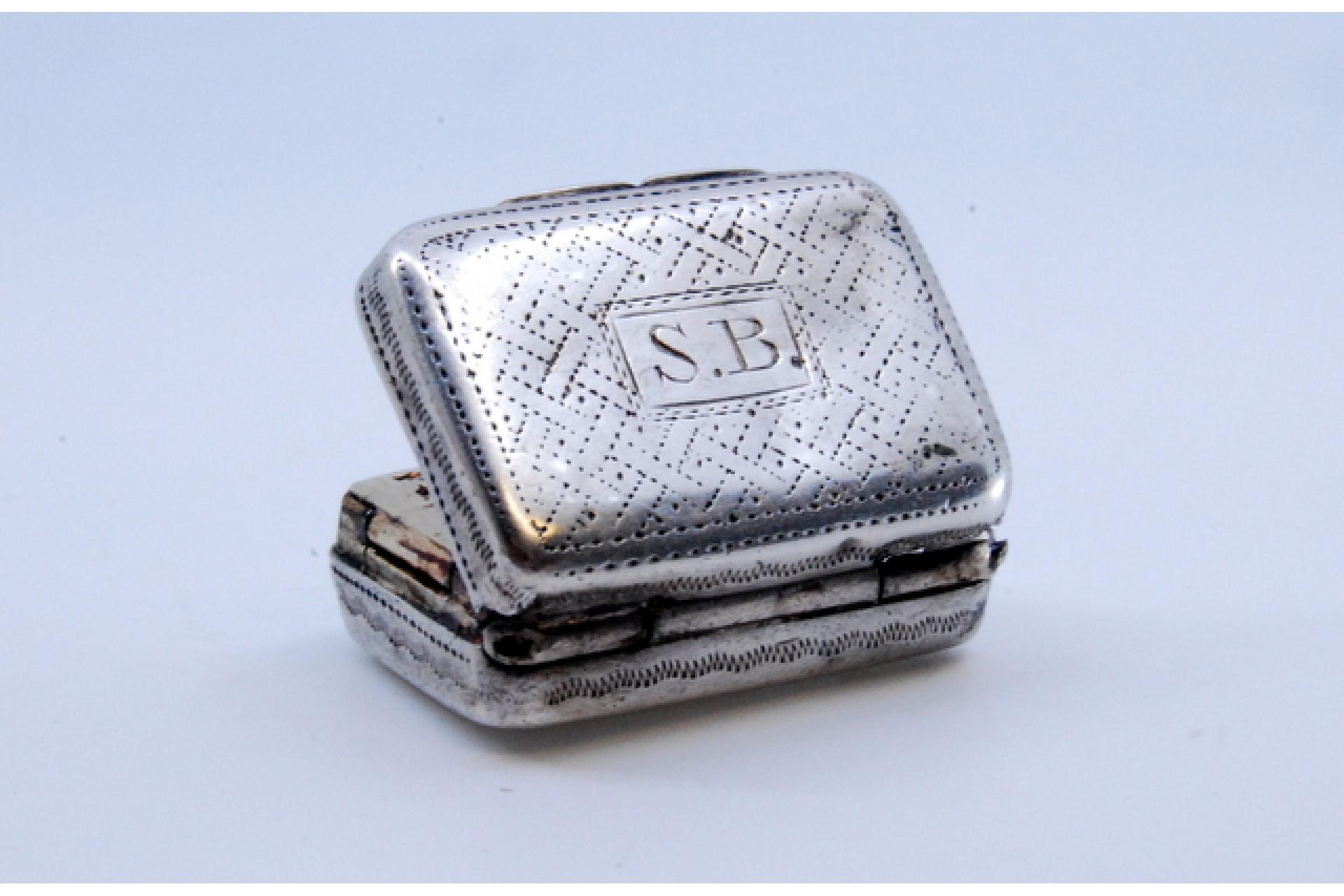 Silver and gold vinaigrette box with George III period engraving on the lid (Silber) im Angebot