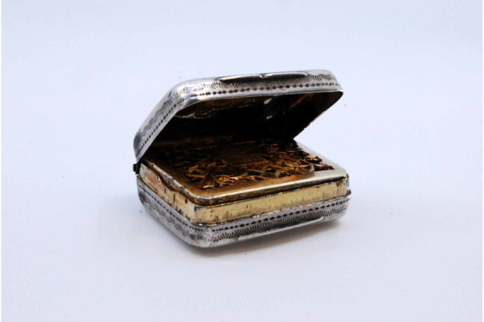 Silver and gold vinaigrette box with George III period engraving on the lid im Angebot 1