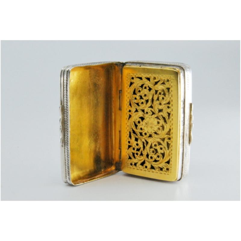 Silver and gold vinaigrette box with George IV period friezes im Zustand „Gut“ im Angebot in Porto, PT