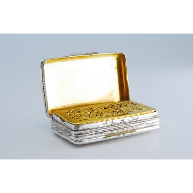 Silver and gold vinaigrette box with George IV period friezes (Silber) im Angebot