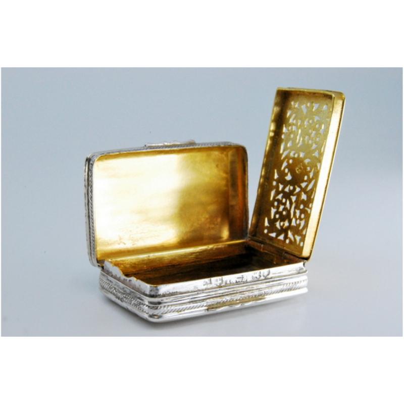 Silver and gold vinaigrette box with George IV period friezes im Angebot 1