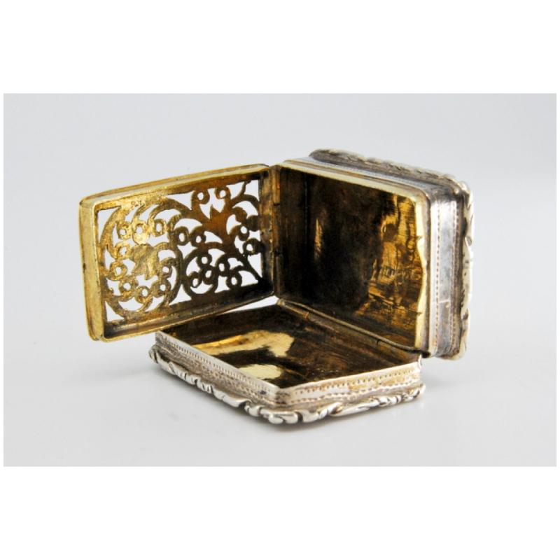 Silver and gold vinaigrette box with George IV period trim on the lid and casing For Sale 5
