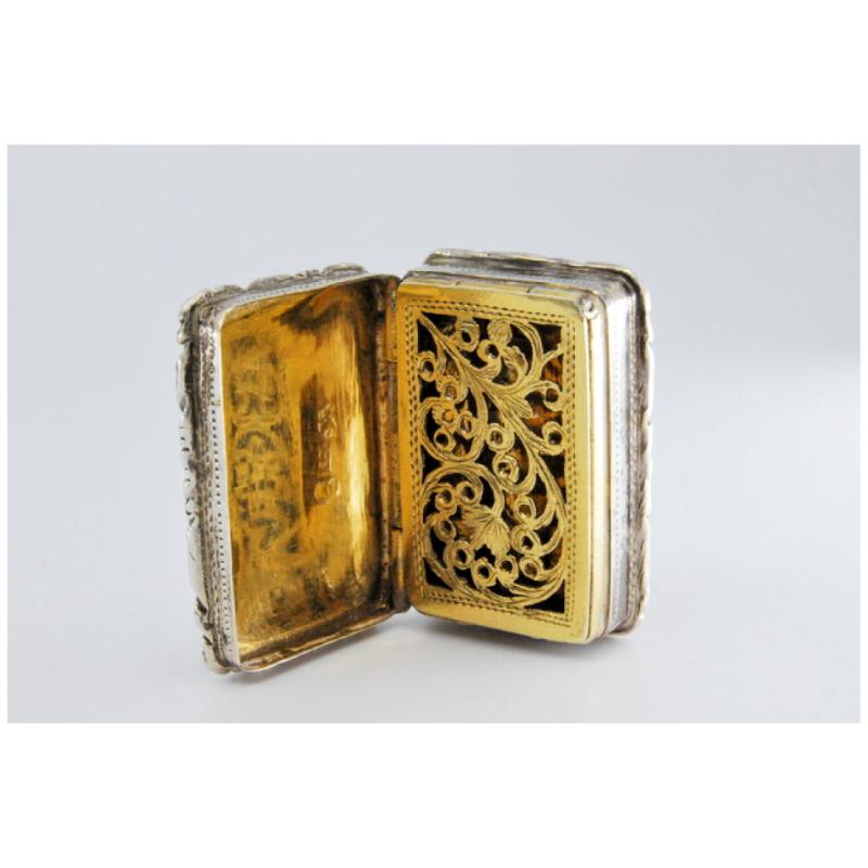 Silver and gold vinaigrette box with George IV period trim on the lid and casing In Good Condition For Sale In Porto, PT