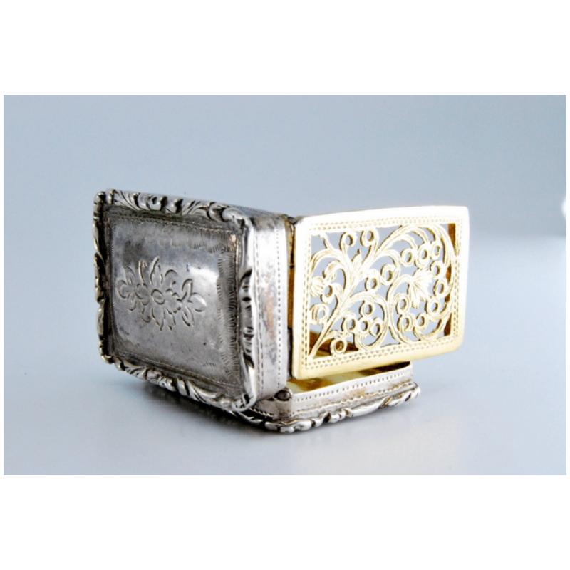 19th Century Silver and gold vinaigrette box with George IV period trim on the lid and casing For Sale