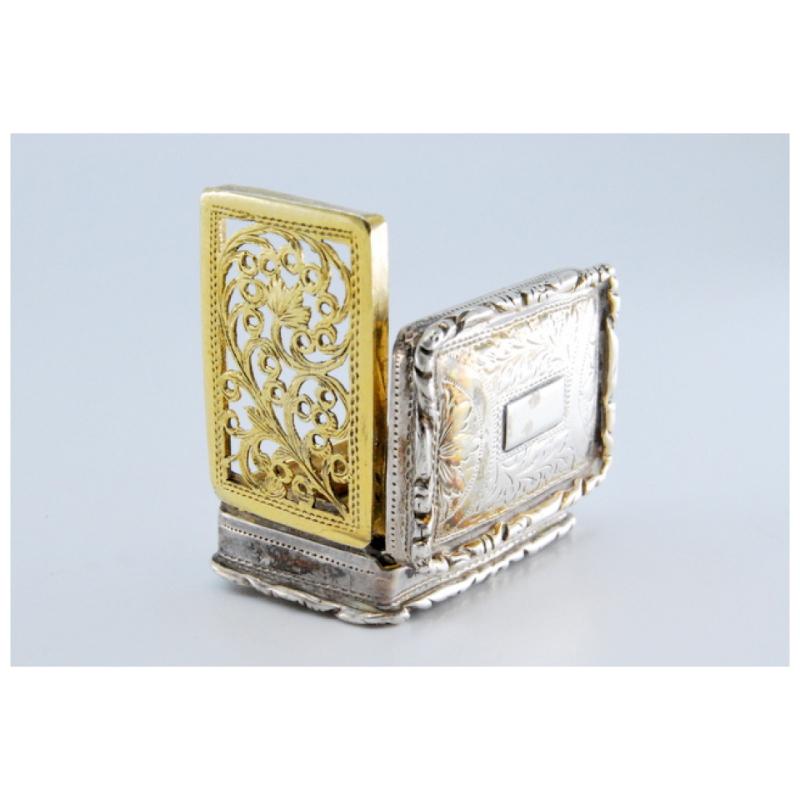 Silver and gold vinaigrette box with George IV period trim on the lid and casing For Sale 2