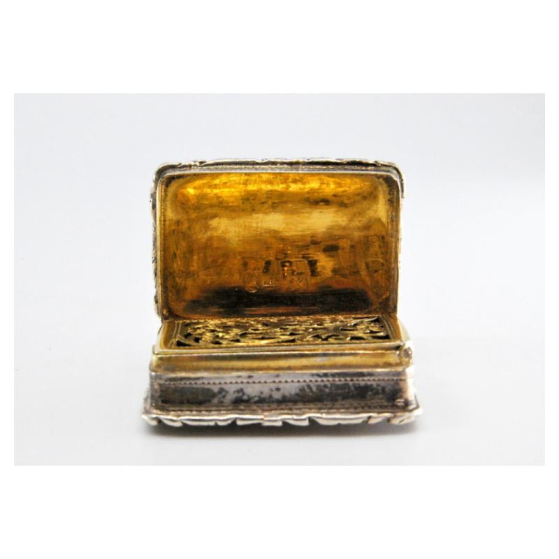 Silver and gold vinaigrette box with George IV period trim on the lid and casing For Sale 3