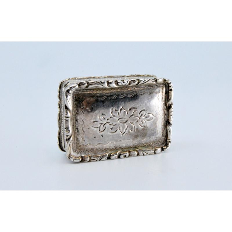 Silver and gold vinaigrette box with George IV period trim on the lid and casing For Sale 4