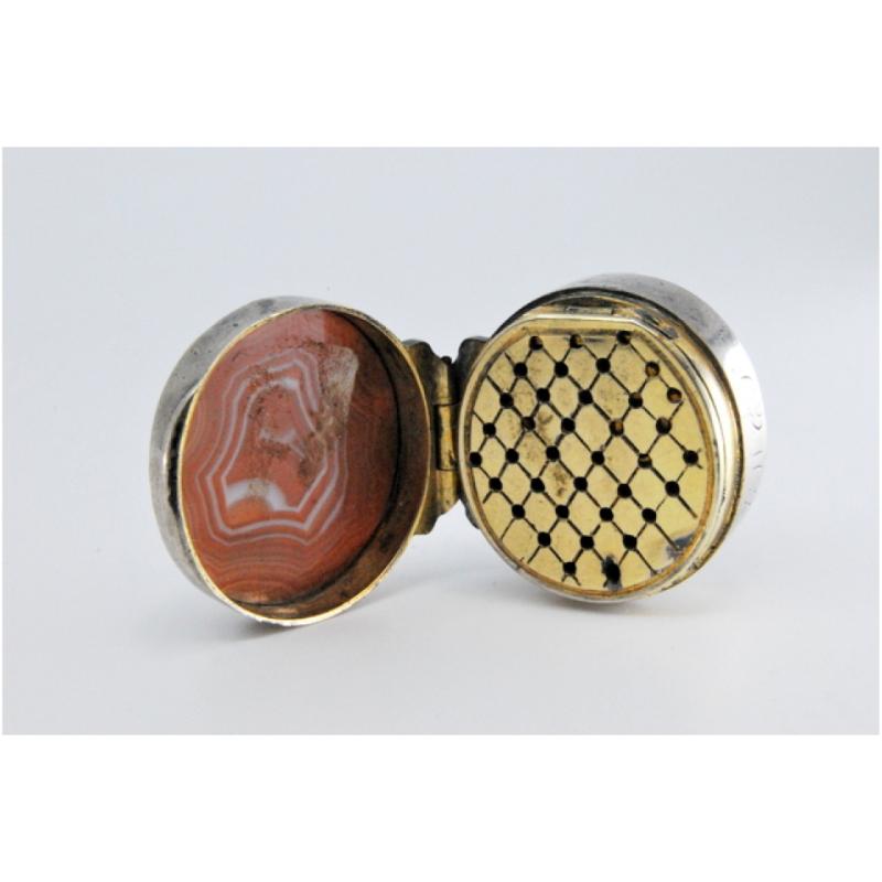 Silver and gold vinaigrette box with hard stone on the lid In Good Condition For Sale In Porto, PT