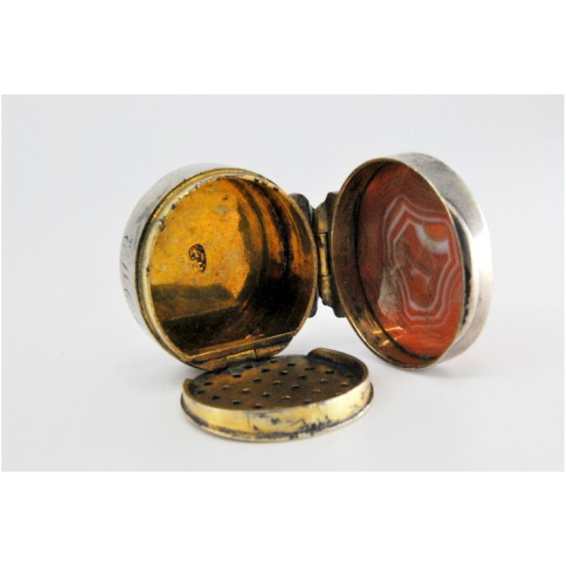 20th Century Silver and gold vinaigrette box with hard stone on the lid For Sale