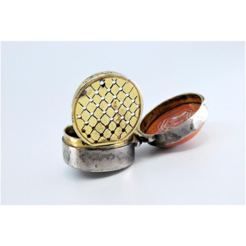 Silver and gold vinaigrette box with hard stone on the lid For Sale 1