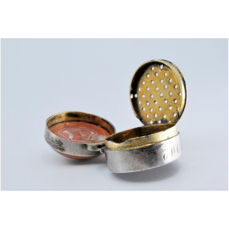 Silver and gold vinaigrette box with hard stone on the lid For Sale 2