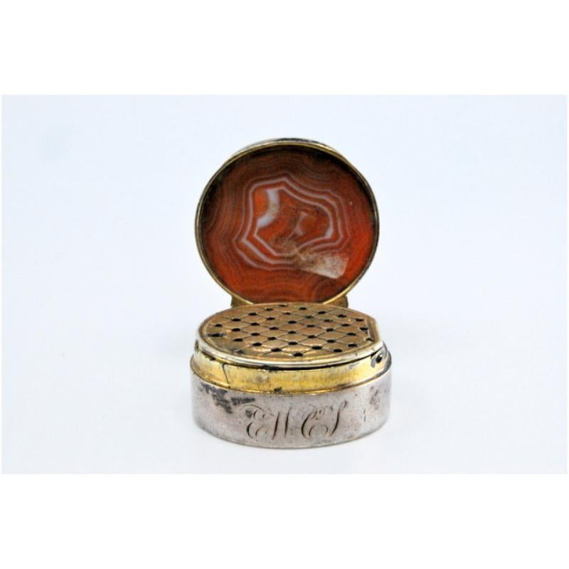 Silver and gold vinaigrette box with hard stone on the lid For Sale 3