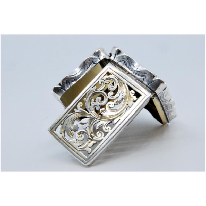 Silver and gold vinaigrette box with relief and shield on the lid In Good Condition For Sale In Porto, PT