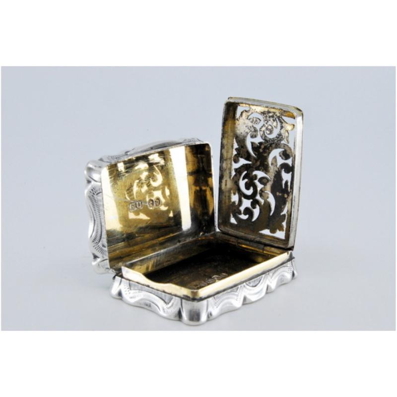 Silver and gold vinaigrette box with relief and shield on the lid For Sale 1